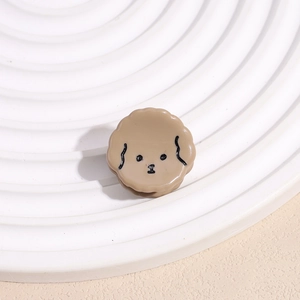 Primer plano de una pinza para el pelo con diseño de cachorro caqui en un soporte