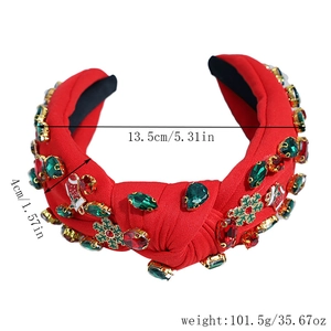 Detailansicht eines roten Samt-Weihnachtsstirnbands mit Strass und Feiertagscharms