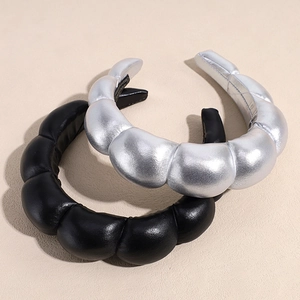 Cerchietti imbottiti in ecopelle con finiture nero opaco e argento metallizzato