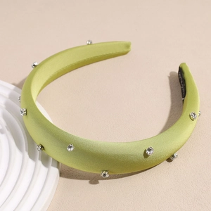 Détail d'un serre-tête rembourré vert citron avec strass brillants et doublure antidérapante