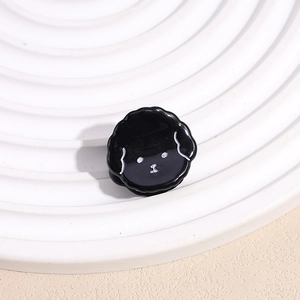 Detalle de una pinza para el pelo de perrito animado con un acabado negro brillante único