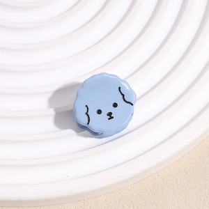 Detalle de una linda pinza para el pelo con diseño de cachorro azul en un soporte blanco
