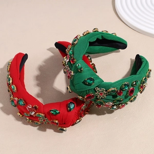 Nahaufnahme verknoteter Weihnachts Stirnbänder mit Strasssteinen und Metall Schneeflocken