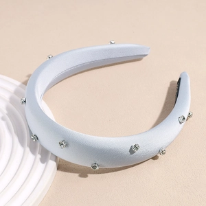 Détail d'un serre-tête rembourré bleu clair avec strass en cristal étincelants
