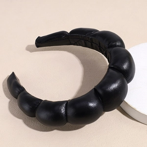 Dettaglio cerchietto a nuvola nero in ecopelle imbottita con design segmentato unico