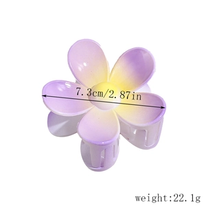 Détail d'une pince à cheveux fleur montrant les dimensions 7,3 cm et le poids 22,1g