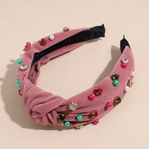 Détails du serre-tête en velours rose avec strass colorés et perles d'imitation