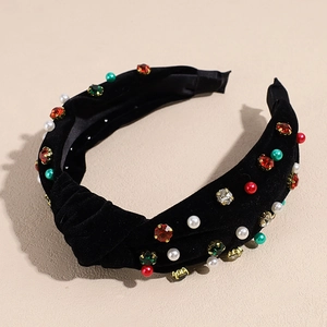 Gros plan d'un serre-tête de Noël en velours avec perles colorées et strass