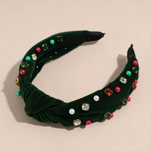 Détail du serre-tête de Noël en velours vert avec perles et strass multicolores