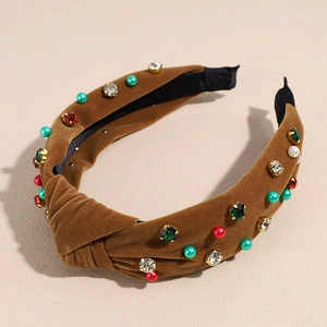 Détail d'un serre-tête noué en velours marron orné de perles colorées et de strass brillants