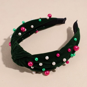 Détail du bandeau en velours vert foncé avec perles colorées et nœud pour Noël