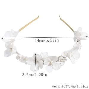 Detail view of white ceramic flower headband with size measurements and product weight