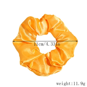 Dettaglio scrunchie LED in raso arancione con diametro di 11cm e peso leggero di 11,9g