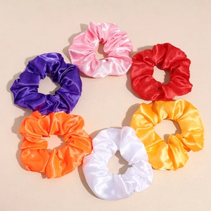 Set di 6 elastici scrunchie in raso LED colorati disposti in cerchio vivace