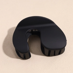 Detail view of the matte black U-shaped claw clip showing the frosted finish and teeth
