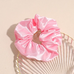 Elastico LED in raso rosa con pieghe setose su un vassoio decorativo in vetro