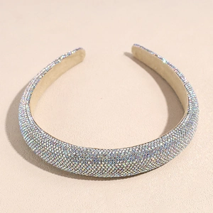 Gros plan du serre-tête de luxe en strass avec design rembourré épais et finition argentée