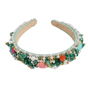 Cerchietto barocco in seta verde con perle bianche e cristalli colorati di lusso