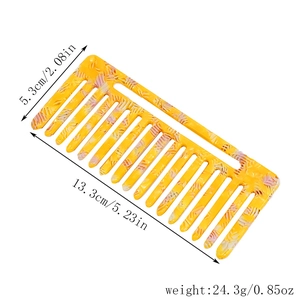 Détail d'un peigne à dents larges avec texture marbrée ambre jaune et dimensions