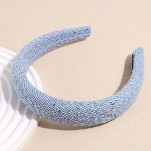 Vue détaillée d'un serre-tête tissé bleu clair avec des paillettes et doublure antidérapante