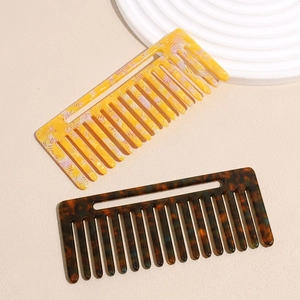 Peignes à cheveux à dents larges en acétate avec motifs marbrés et écaillés