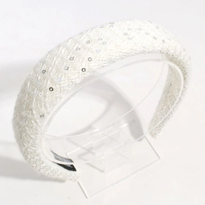 Détail d'un serre-tête en tweed blanc avec paillettes argentées et doublure antidérapante