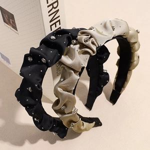 Eleganti cerchietti in raso plissettato con strass scintillanti in nero e color champagne