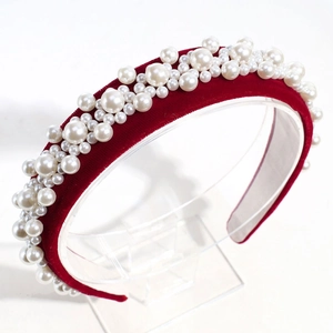 Diadema barroca de terciopelo rojo con perlas blancas para un estilo vintage