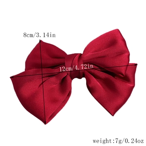 Détail du nœud papillon en satin rouge avec dimensions 12cm x 8cm et poids 7g
