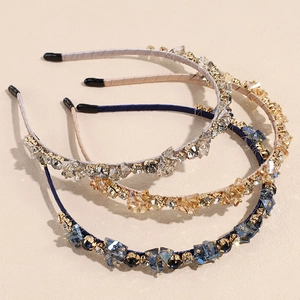 Trois élégants serre-têtes en cristal avec strass facettés et base en métal satiné