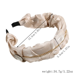 Detailsicht des champagnerfarbenen Seidenstirnbands mit Kristallkette und 12,5cm Durchmesser
