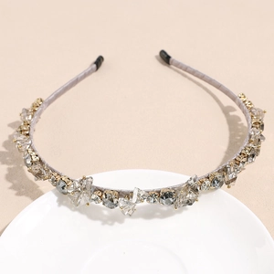 Vue détaillée du serre-tête de luxe en cristal avec gemmes gris fumé et embouts antidérapants