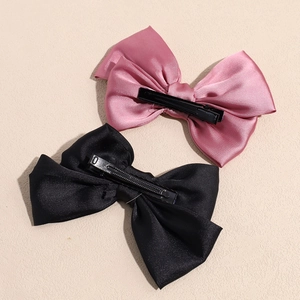 Élégant lot de deux barrettes à nœuds en satin rose et noir avec une finition soyeuse