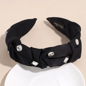 Detailansicht eines handgefertigten Satin-Haarreifs in Schwarz mit klaren Strasssteinen
