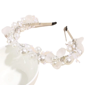 Serre-tête élégant en perles pour filles avec pétales blancs et monture en argent