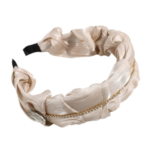 Eleganter plissierter Satin-Haarreif in Champagner mit Strass und Kristallanhänger-Detail