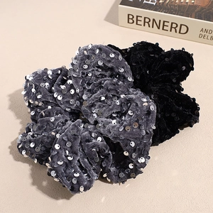 Chouchous élégants en velours noir et gris avec paillettes brillantes sur fond beige