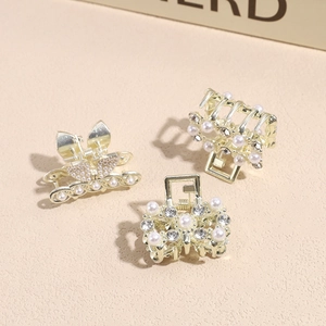 Drei Mini Gold Schmetterling Haarklammern mit weißen Perlen und klaren Strasssteinen