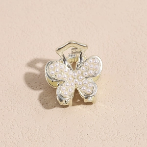 Detailansicht einer Schmetterling-Haarklammer mit Perlen und Gold-Finish-Metall