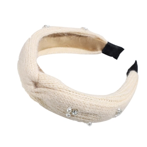 Gestricktes gekreuztes Stirnband in Creme mit edlen Perlen und glitzernden Strasssteinen