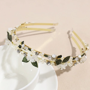 Set de serre-têtes dorés élégants avec fleurs blanches, perles et cristaux brillants