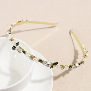 Serre-tête floral élégant avec perles blanches et strass brillants sur monture dorée