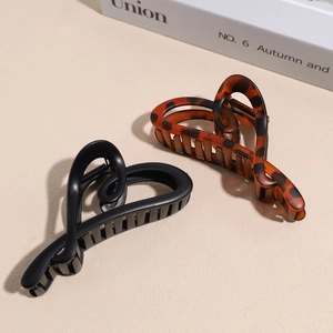 Elegant heart-shaped hair claws in matte black and tortoiseshell patterns for women