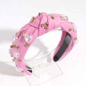 Cerchietto intrecciato rosa con perle a cuore, sfere dorate e strass brillanti