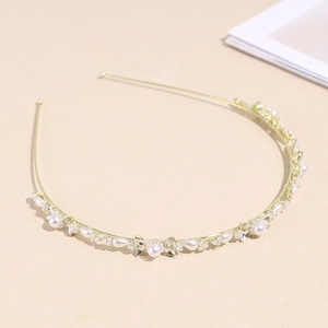 Serre-tête perle dorée élégant avec strass brillants sur fond beige pour femmes