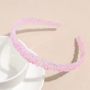 Détail d'un serre-tête rose orné de strass brillants et de cristaux élégants
