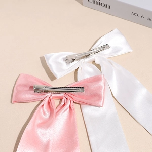 Fermagli per capelli con fiocco in raso rosa e bianco con lunghi nastri eleganti
