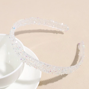 Gros plan d'un serre-tête fin orné de strass colorés sur une tasse en porcelaine