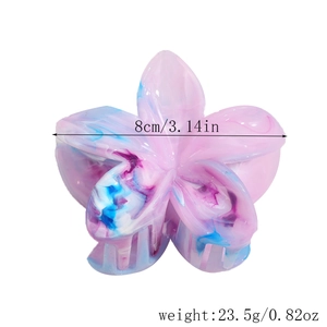 Detail showing 8cm marble texture flower hair claw clip dimensions and weight