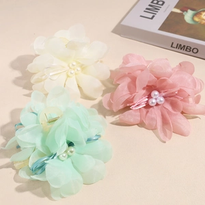 Tre grandi mollette per capelli a fiore in chiffon con perle in crema, rosa e menta